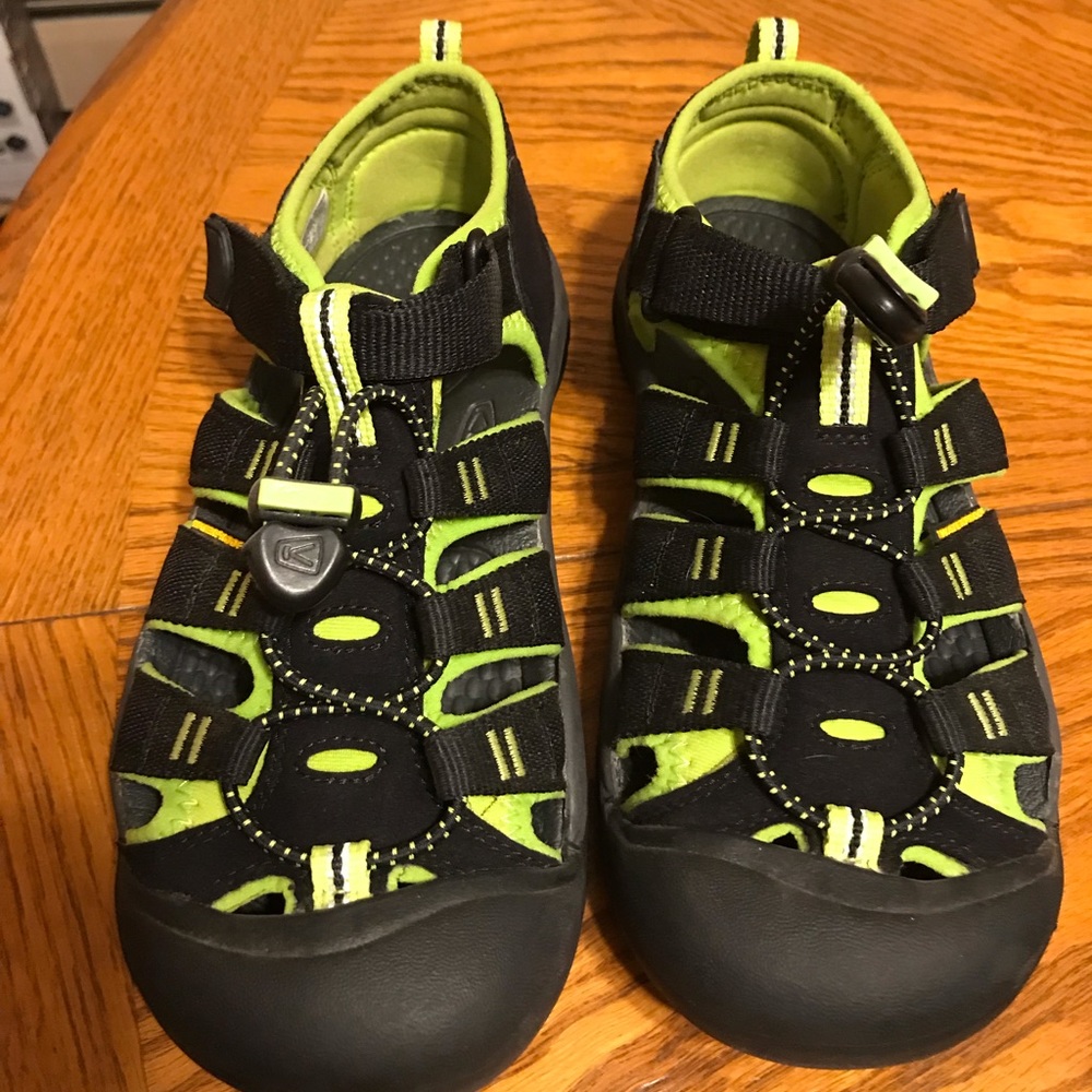 Boys Keen Sandals size 4
